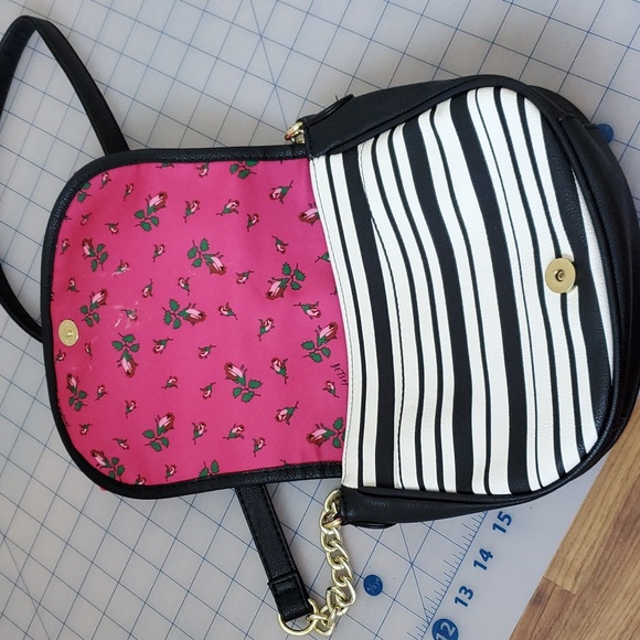 Betsey Johnson purse pink bow black white stripes - Picture 4 of 7